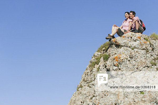 Italien  Südtirol  Wanderpaar auf Felsen sitzend