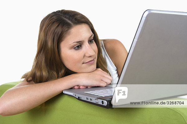 Junge Frau mit Laptop,  Portrait