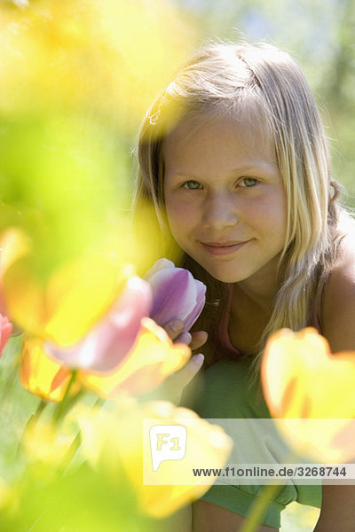 Österreich  Salzkammergut  Porträt eines Mädchens (10-11) im Garten  Porträt