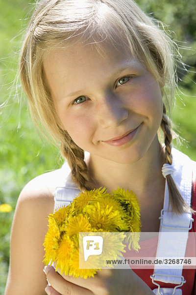 Österreich  Salzkammergut  Mädchen (10-11) mit Blumen  Portrait