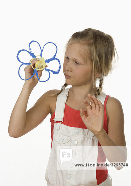 Mädchen (10-11) Malerei Blume mit Fingerfarbe  Portrait