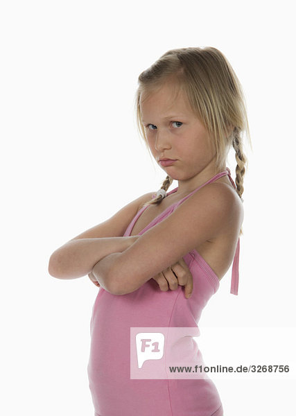 Portrait eines Mädchens (10-11) Arme gekreuzt  schmollend  Seitenansicht