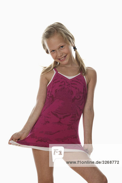 Portrait eines Mädchens (10-11) im Sommerkleid