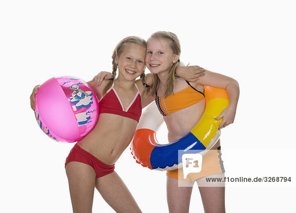 Zwei Mädchen (10-11) im Bikini  Portrait