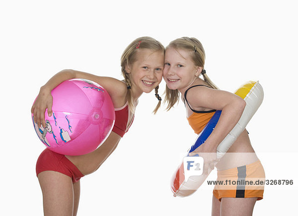 Zwei Mädchen (10-11) im Bikini Kopf an Kopf stehend  Portrait