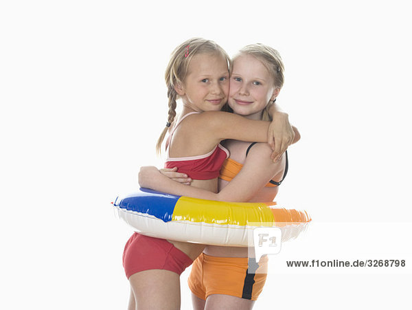 Zwei Mädchen (10-11) im Bikini  umarmend  Portrait