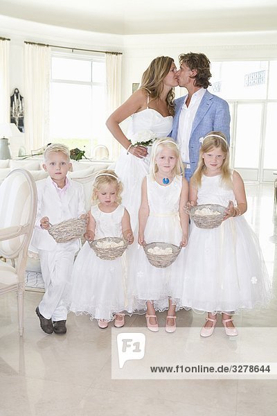 Hochzeitspaar Kuss mit Kindern