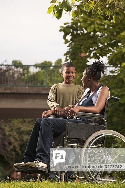 Frau im Rollstuhl mit Kind