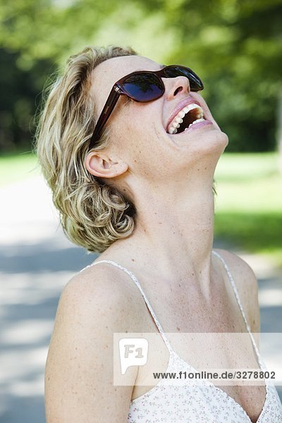Frau mit Sonnenbrille lacht
