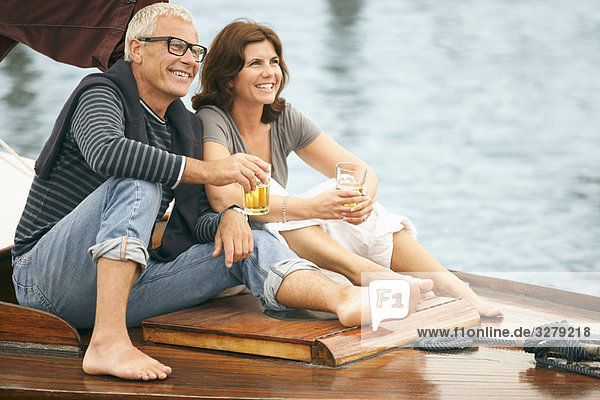 Mittelalterliches Paar  das auf dem Boot trinkt