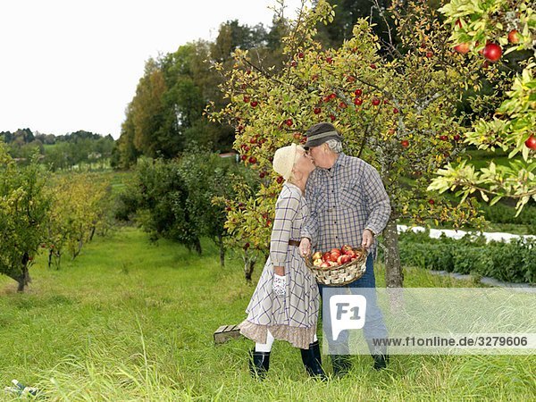 Reife Paare beim Küssen im Garten