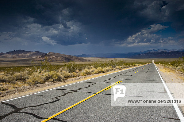 Landstraße durch Death Valley Nationalpark  USA  Fluchtpunktperspektive