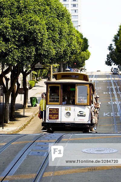 Personen fahren mit der Strassenbahn  San Francisco  USA