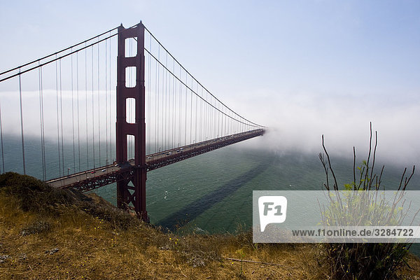 Golden Gate Bridge im Nebel  San Francisco  USA  Erhöhte Ansicht