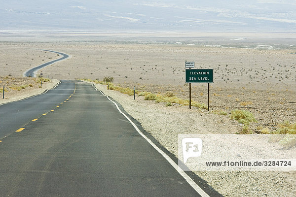 Landstraße durch Death Valley Nationalpark  USA