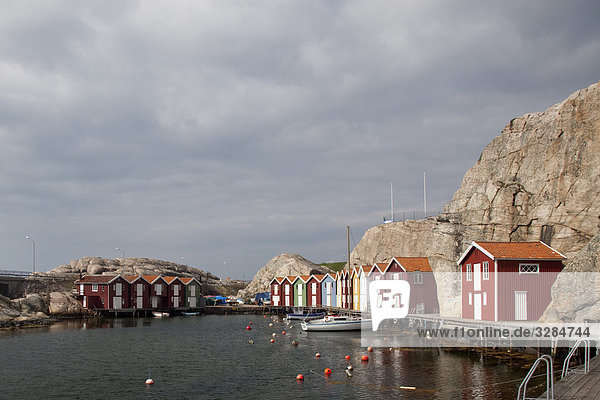 Häuser an einem Hafen  Smögen  Schweden