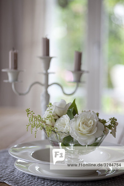 Tischdekoration mit Kerzenständer und weißen Rosen  Ramsen  Schweiz  Close-up