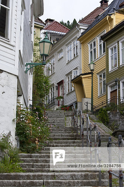 Treppenstufen zwischen Wohnhäusern  Bergen  Norwegen  Flachwinkelansicht