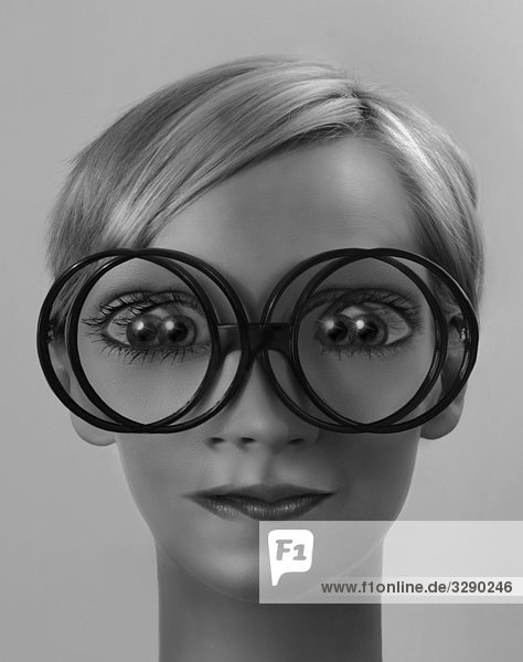 Frau mit verwackelter Brille