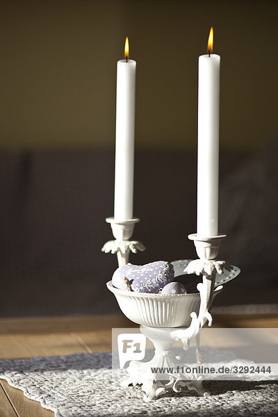 Kerzenhalter mit Kerzen auf einem Tisch  Close-up