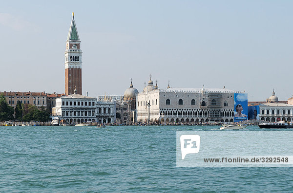 Blick auf Markusturm und den Dogenpalast  Venedig  Italien