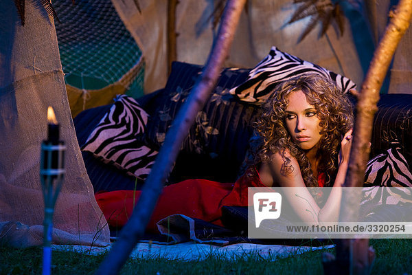 Junge Frau in einem Zelt liegend