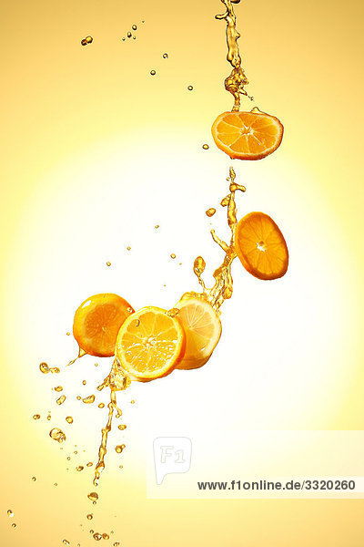 Orangenscheiben in der Luft