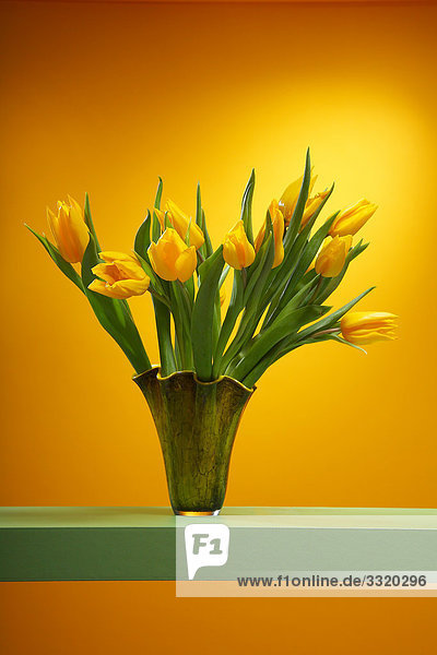 Gelbe Tulpen in Blumenvase