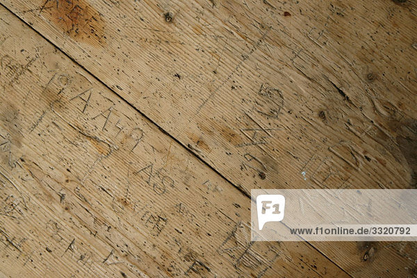 Detail der Inschriften in einem Holztisch