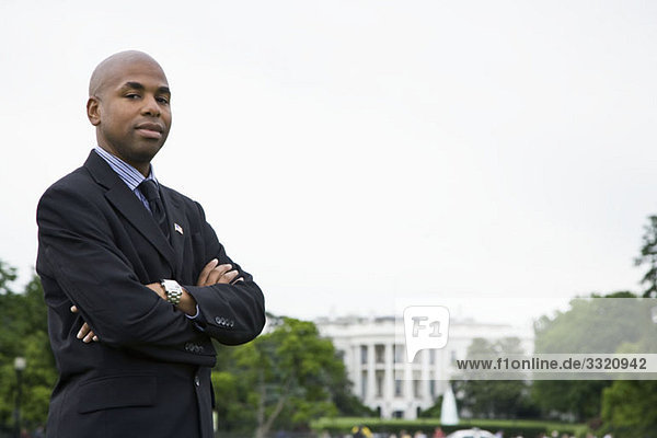 Porträt eines Mannes vor dem Weißen Haus  Washington DC  USA