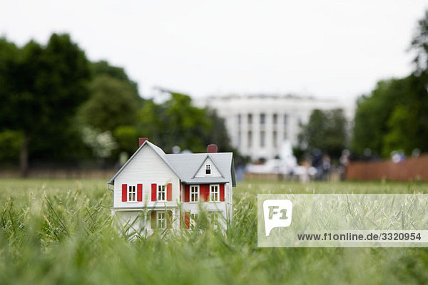 Modell eines Wohnhauses vor dem Weißen Haus  Washington DC  USA