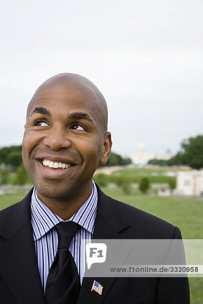 Porträt eines gut gekleideten Mannes,  lächelnd und wegschauend,  Washington DC,  USA