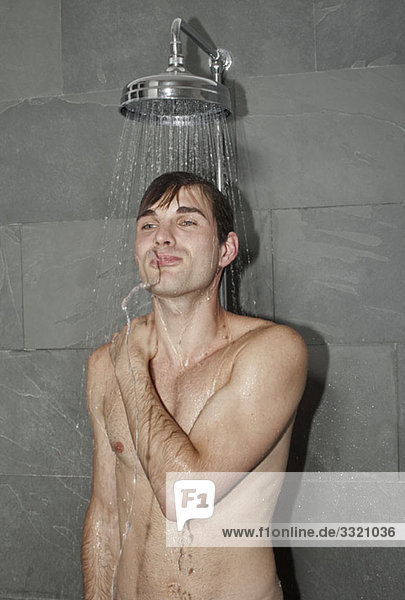 Ein Mann beim Duschen