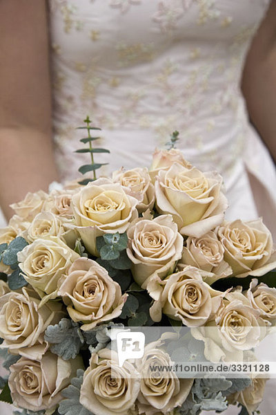 Detail einer Braut mit einem Blumenstrauß