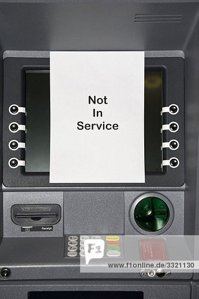 Ein Geldautomat mit dem Hinweisschild NOT IN SERVICE