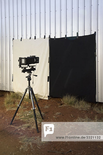 Eine Kamera und Backdrop im Freien aufgestellt