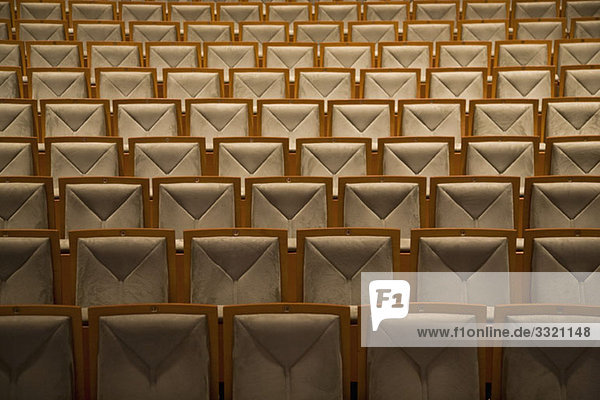 Sitzreihen in einem Auditorium