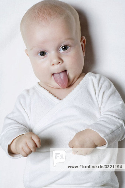 Ein Baby  das seine Zunge herausstreckt  Porträt