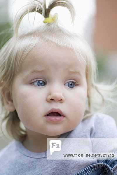 Ein Kleinkind mit einem neugierigen Blick  wegblickend  Portrait