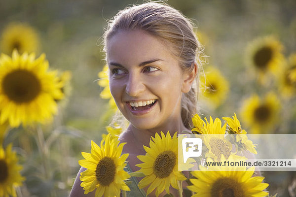 Eine Frau im Sonnenblumenfeld  Portrait