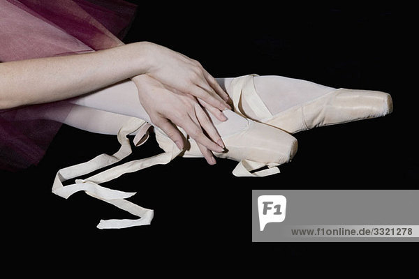 Eine Balletttänzerin posierte anmutig mit ihren Füßen in ungebundenen Spitzenschuhen.