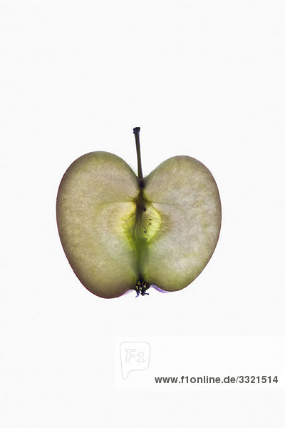 Eine Scheibe eines Bio-Apfels auf einem Leuchtkasten
