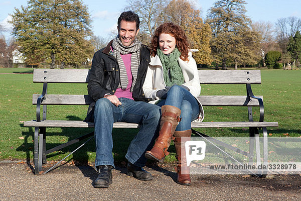 Ein Paar auf einer Parkbank sitzend