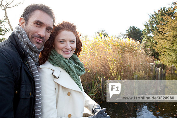 Ein glückliches Paar am Wasser im Dulwich Park
