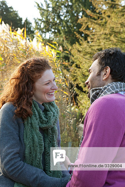 Ein glückliches Paar steht von Angesicht zu Angesicht im Dulwich Park.