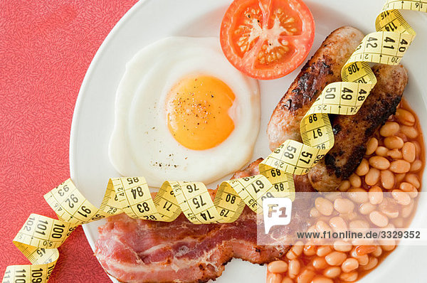 Englisches Frühstück und Maßband