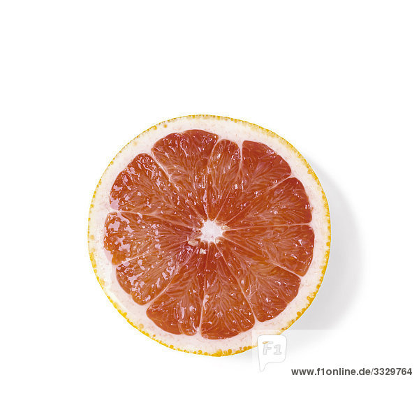 Halbe Grapefruit auf weißem Hintergrund
