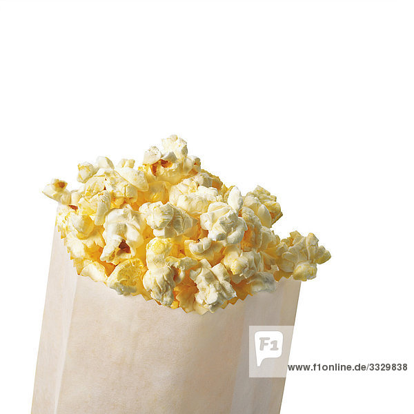 Popcorn in einer weißen Tasche auf weißem Hintergrund