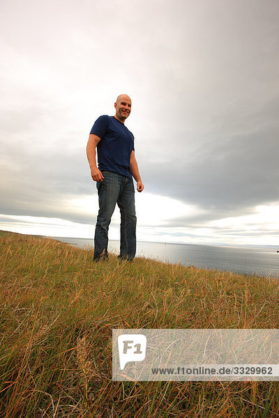 Mann Stand auf dem Rand des Arktischen Ozeans  Island