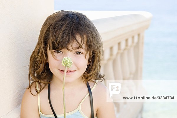 Porträt eines Mädchens mit Pflanzenstamm